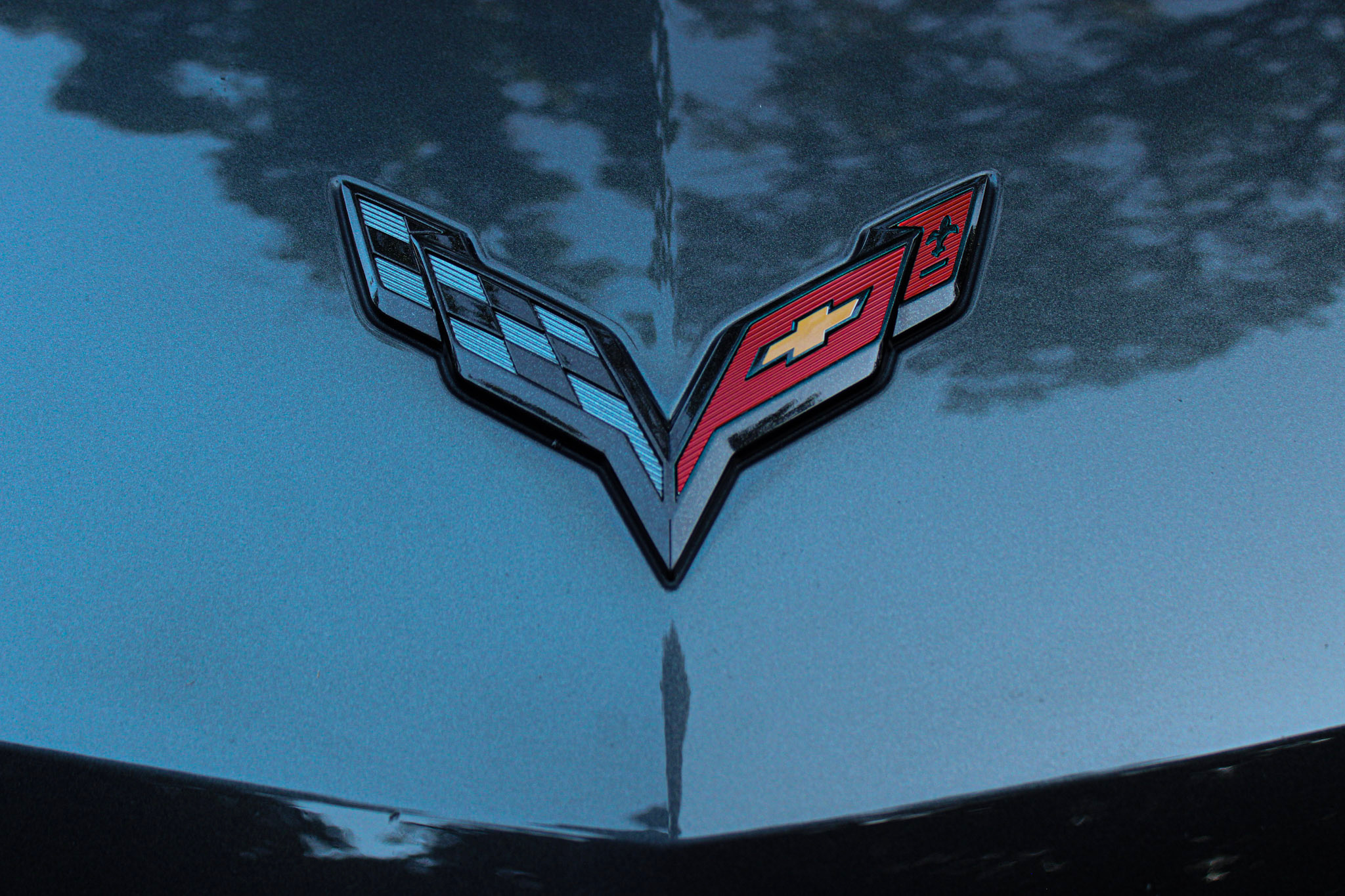 2018 Corvette Z06 - Crossed flags hood emblem close-up